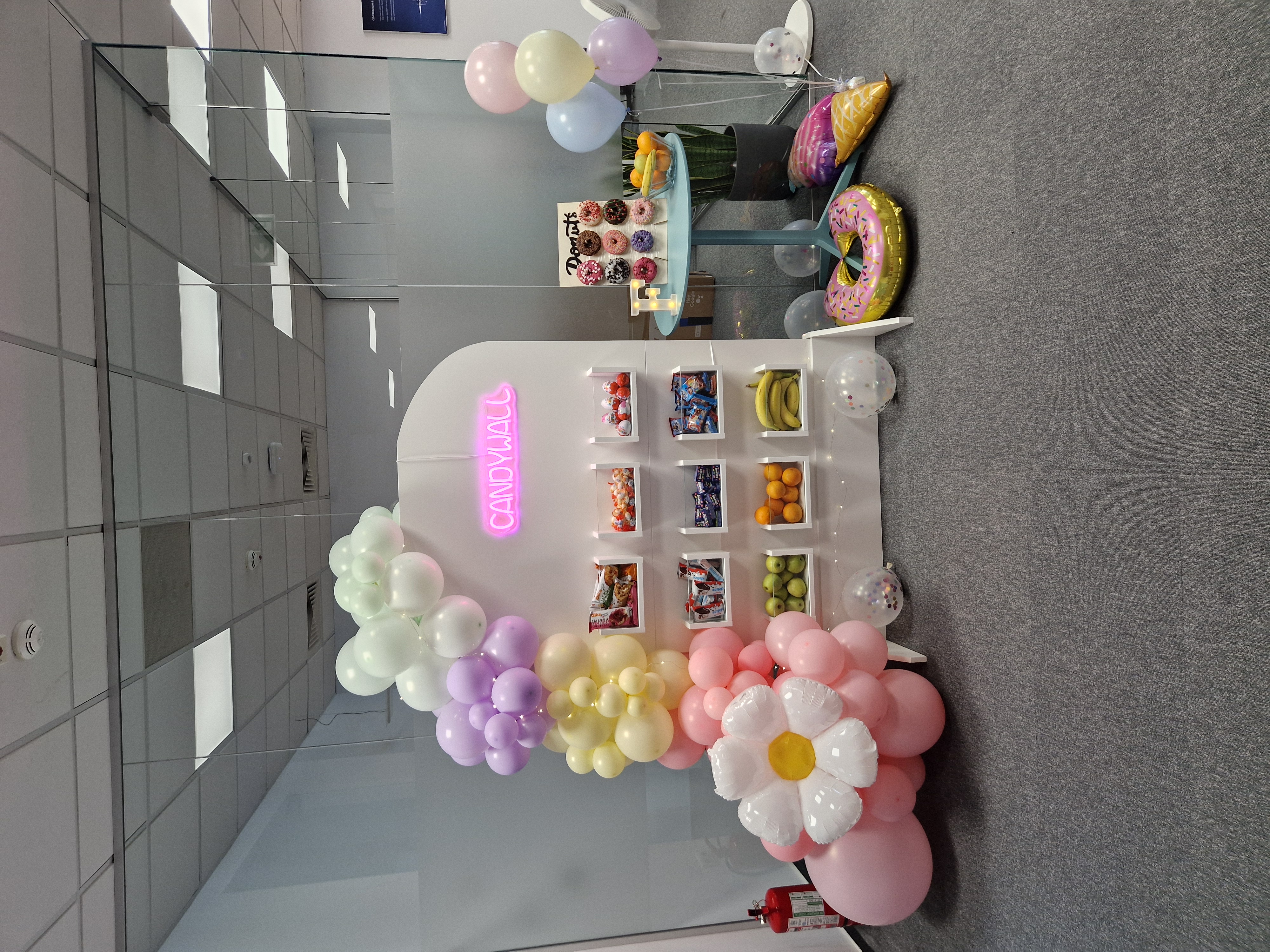 Decor Candywall cu cutii transparente cu dulciuri